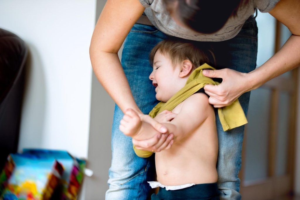 اهمیت استقلال در لباس پوشیدن و غذا خوردن در کودکی؛ کاردرمانی چه کمکی می‌کند؟