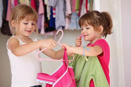 اهمیت استقلال در لباس پوشیدن و غذا خوردن در کودکی؛ کاردرمانی چه کمکی میکند؟