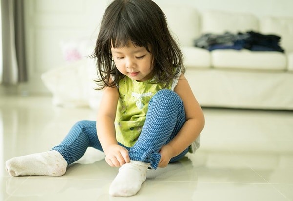 اهمیت استقلال در لباس پوشیدن و غذا خوردن در کودکی؛ کاردرمانی چه کمکی میکند؟